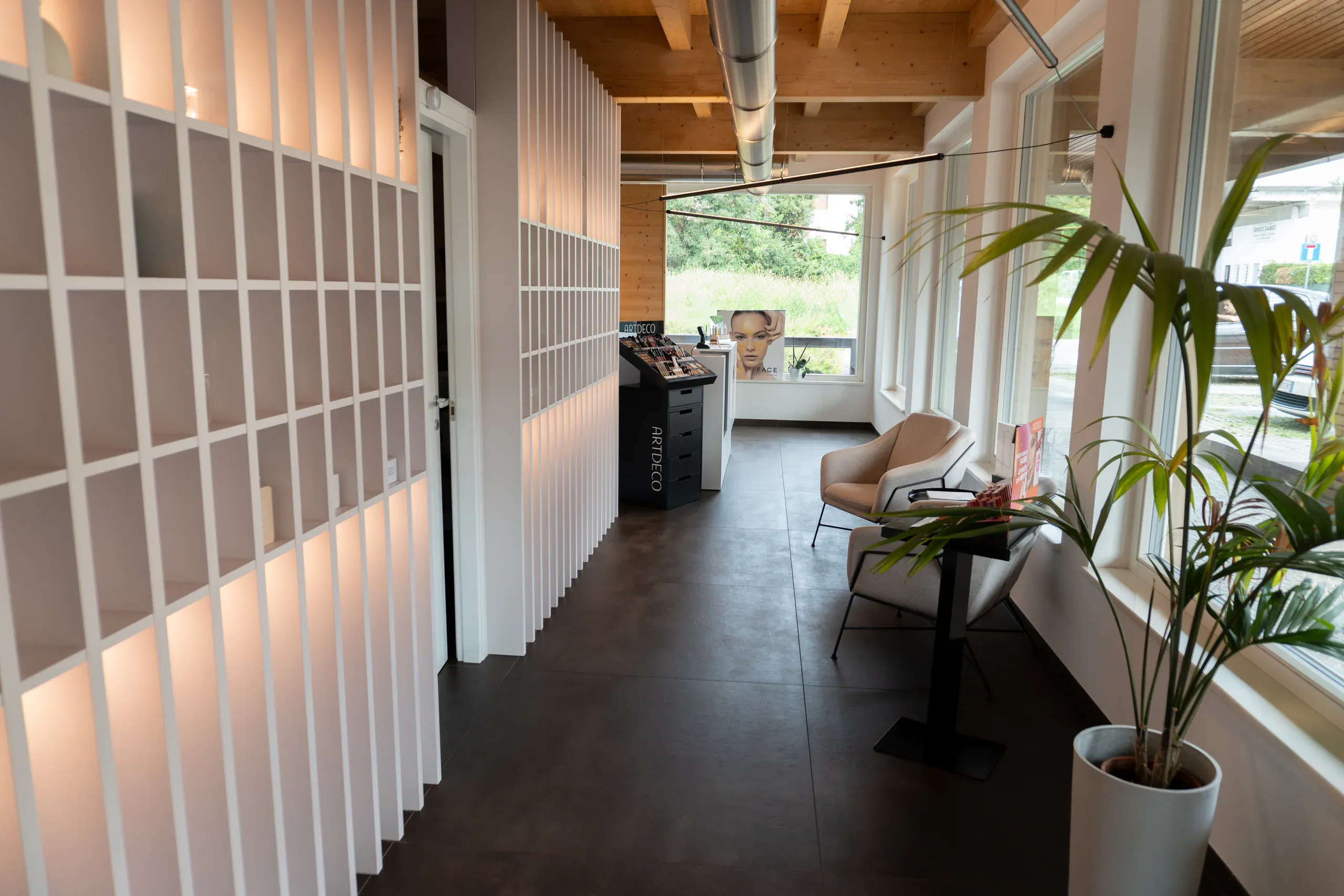 Gli ambienti di La Bellart, con il soffitto in legno e la zona di accoglienza