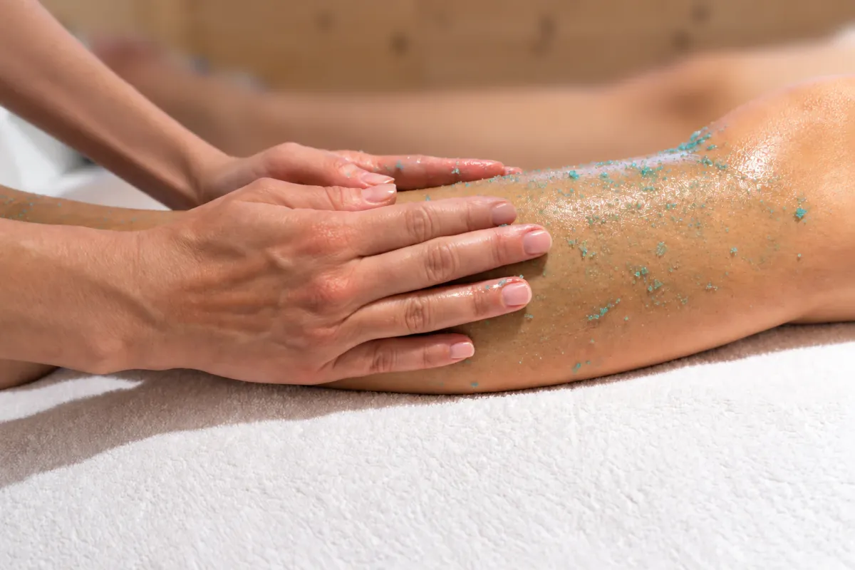Applicazione dello scrub sulla pelle delle gambe presso La Bellart