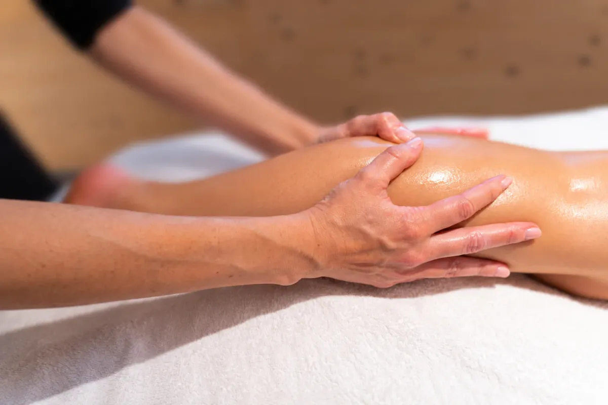 Dettaglio delle manualità del massaggio alle gambe nel centro estetico La Bellart