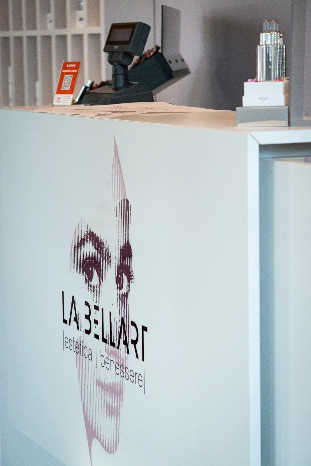 Dettaglio del logo La Bellart sul banco della reception