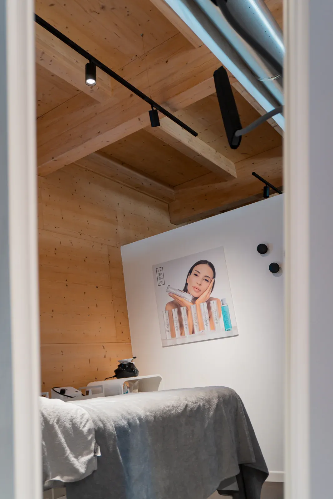 Dettaglio della cabina con lettino e soffitto in legno di La Bellart