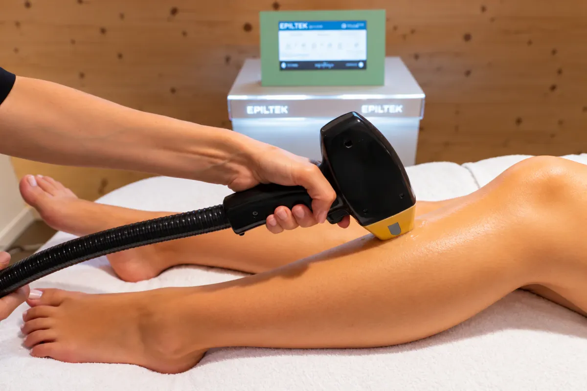 Utilizzo del manipolo laser sulle gambe nel centro estetico La Bellart