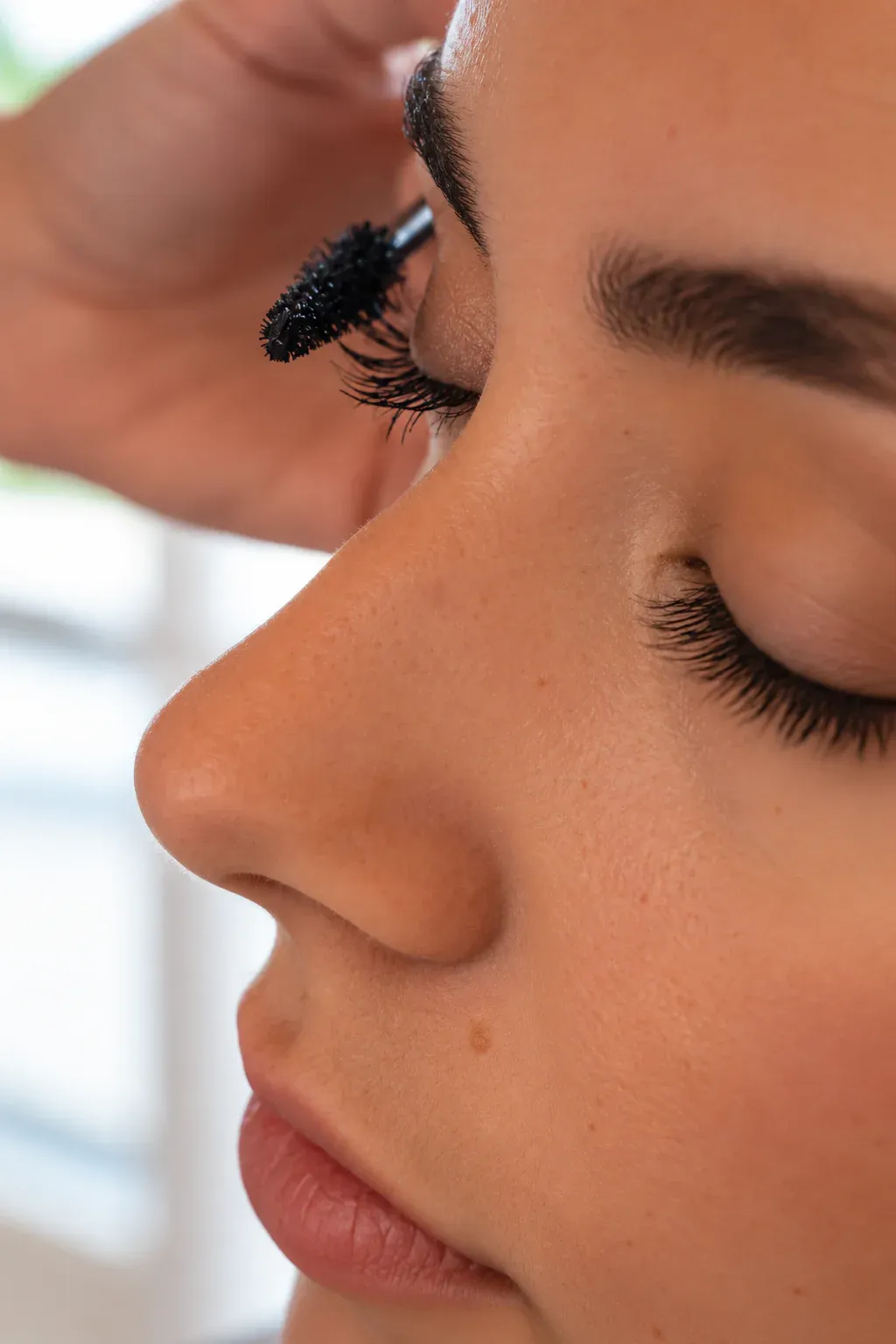 Applicazione del mascara sulle ciglia durante un make-up presso La Bellart