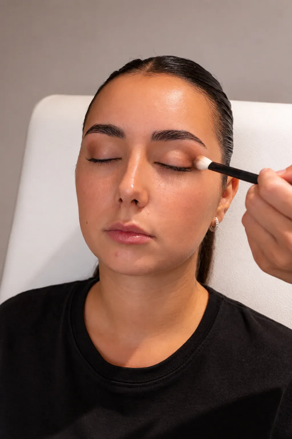Applicazione dell’ombretto sul viso durante un make-up presso La Bellart
