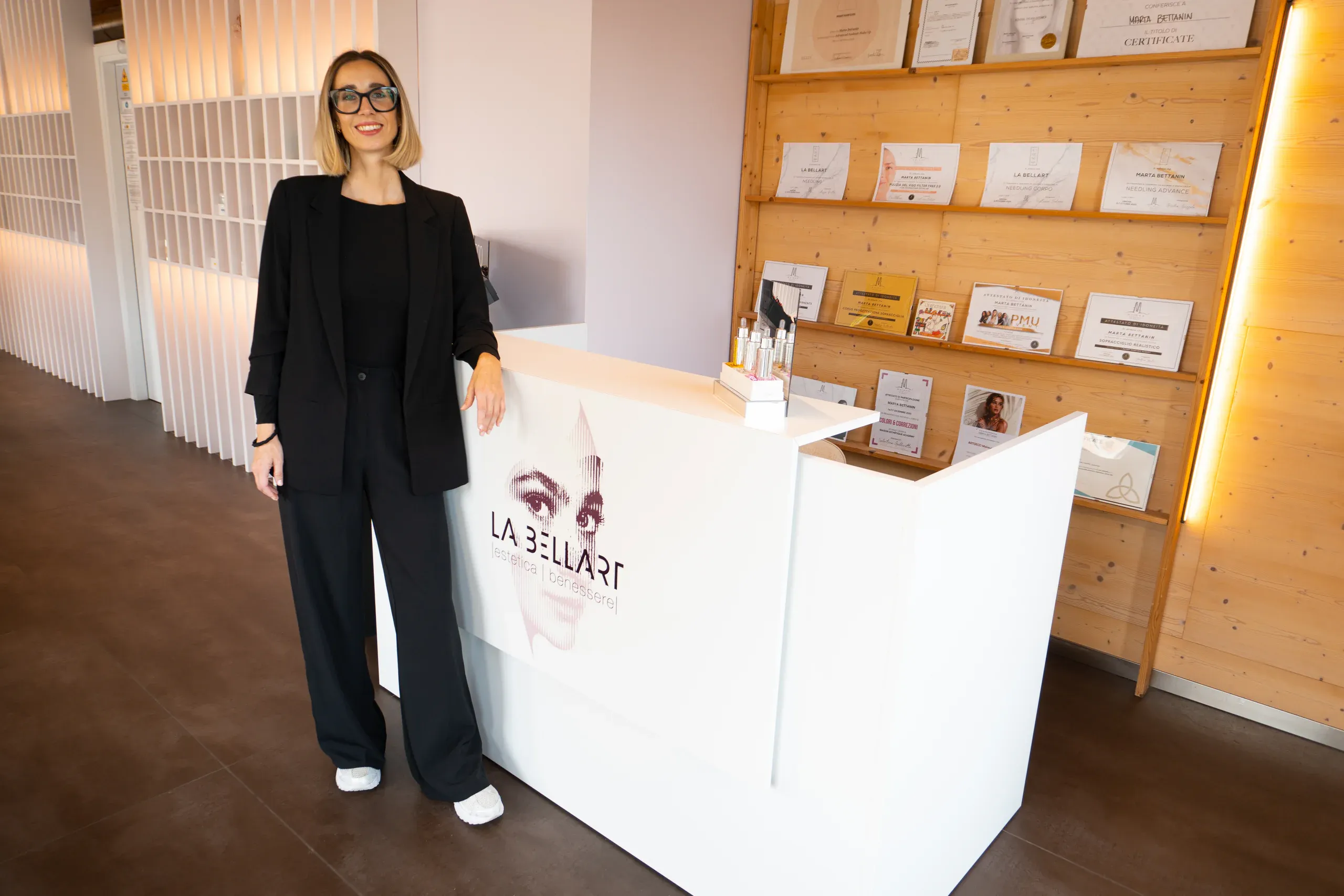 Marta Bettanin accanto alla reception del suo centro estetico La Bellart a Sarcedo