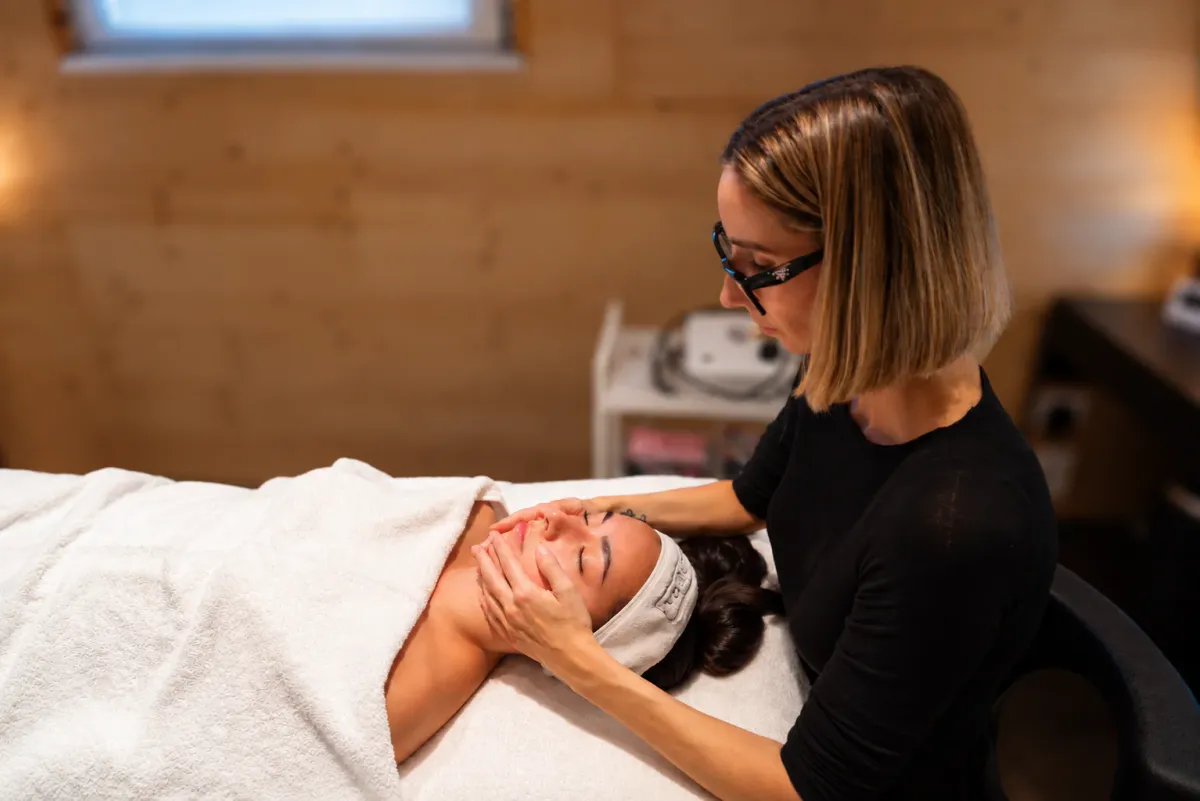 Marta Bettanin al lavoro con manualità durante un trattamento viso